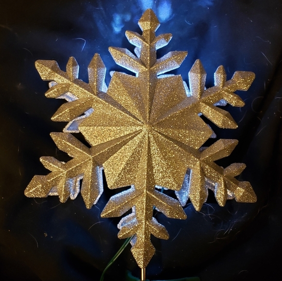 Silver Snowflake Christmas Tree Topper with LED Ceiling Projector Light - Picture 8 of 10